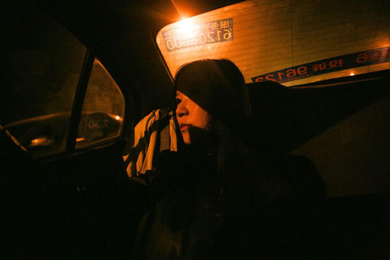 夜晚，90后Showgirl王可欣坐在去机场的出租车里