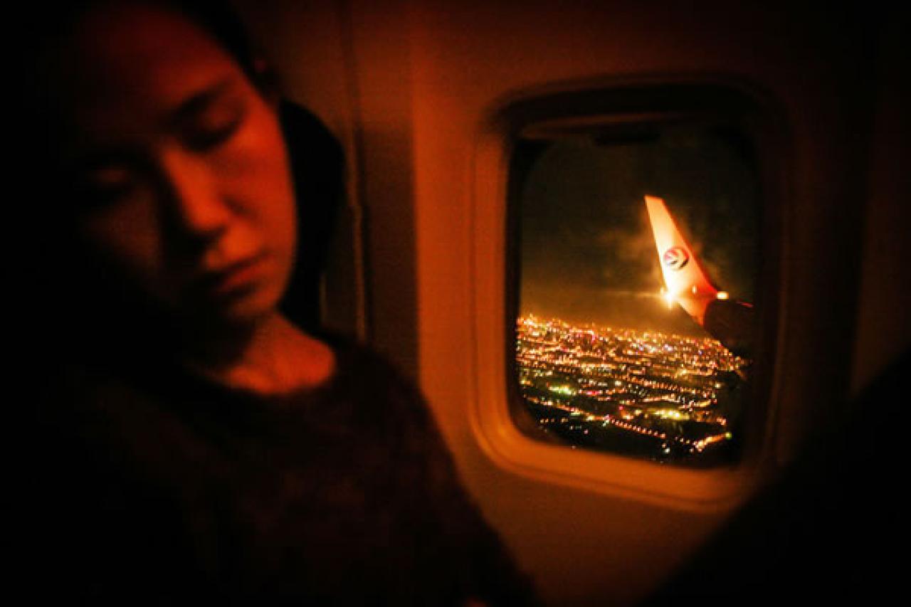 夜晚，90后Showgirl王可欣在飞机上睡着的样子