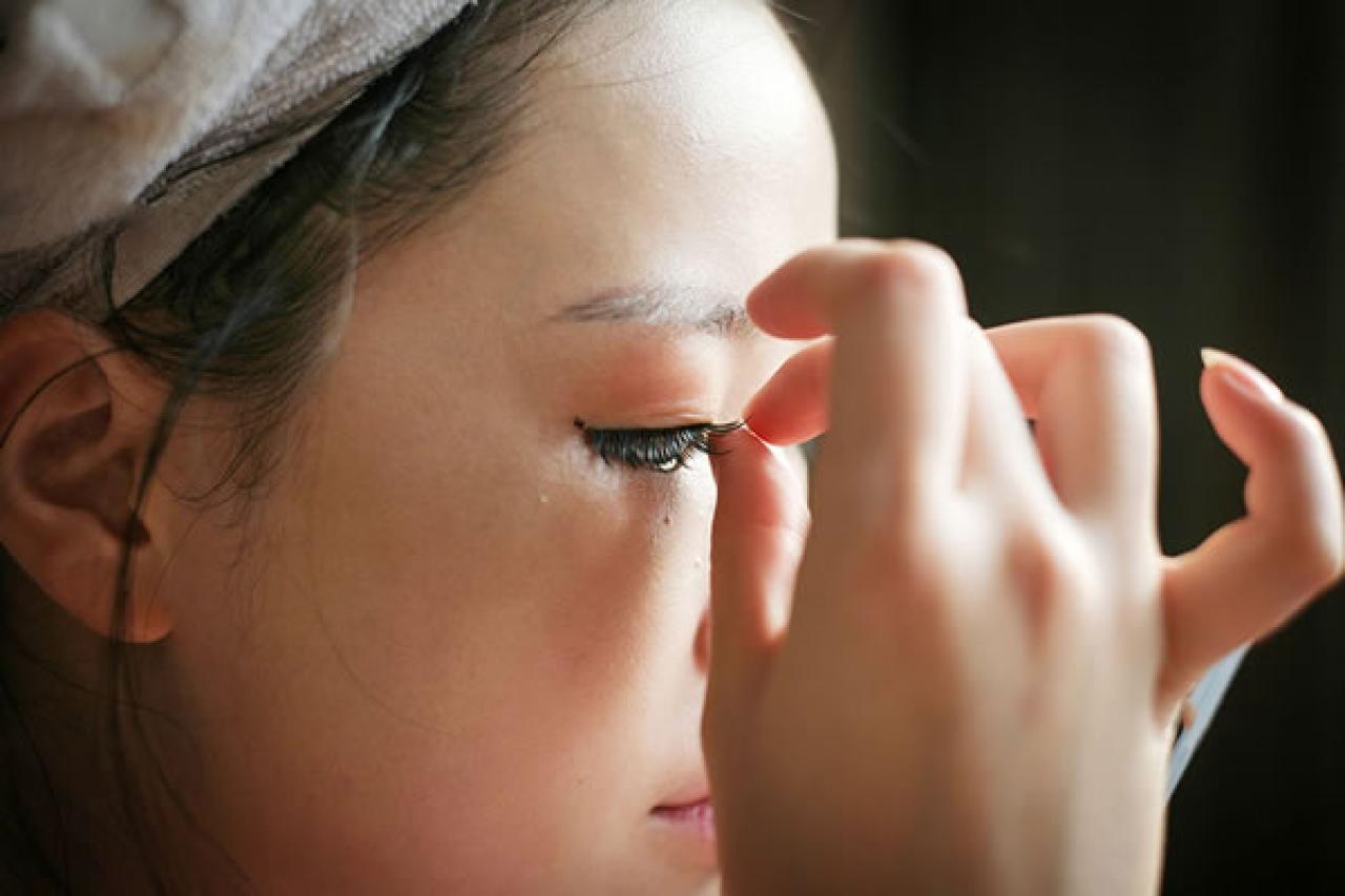 90后Showgirl王可欣正在贴睫毛