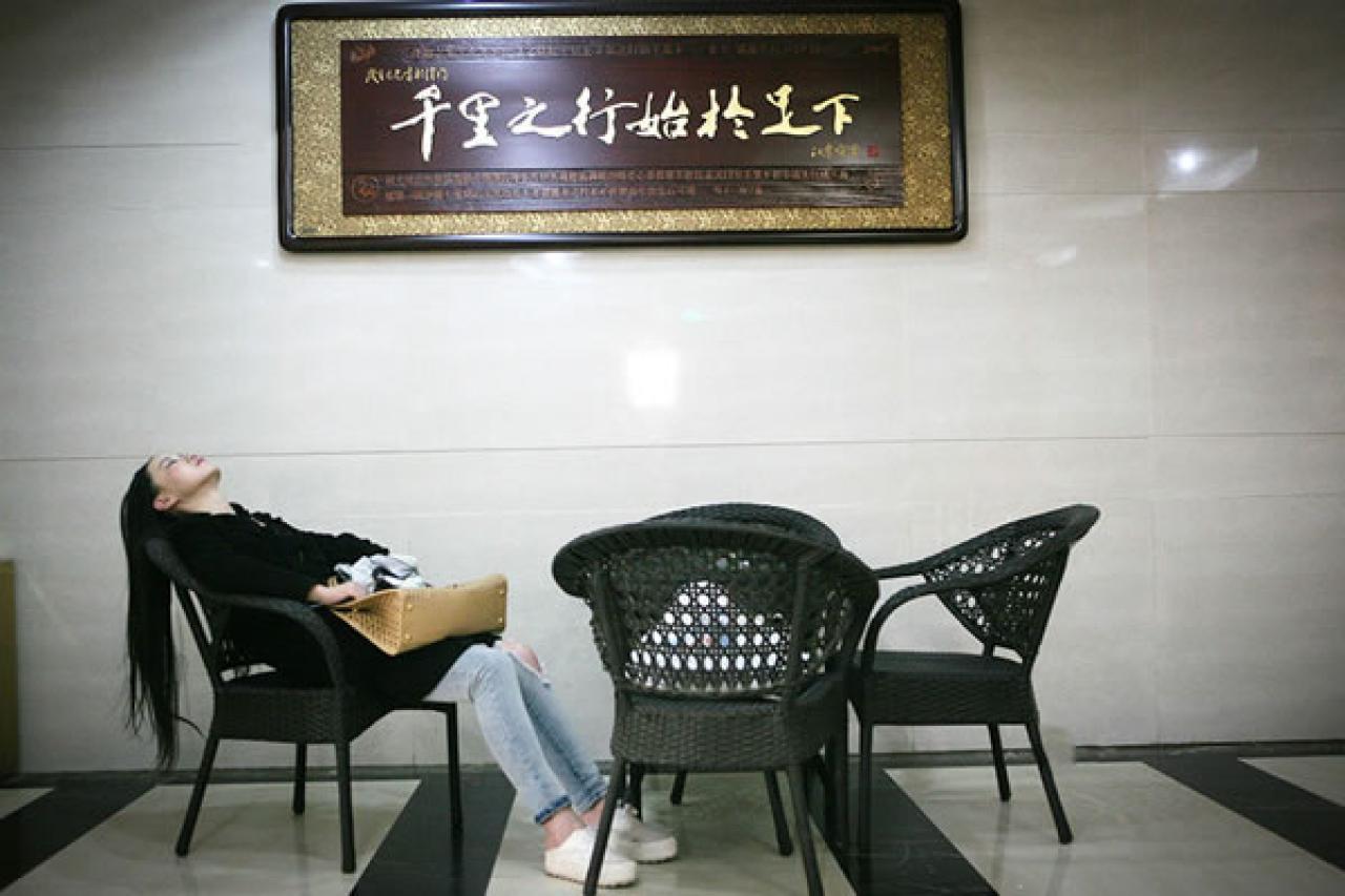 等车时，90后Showgirl王可欣靠在椅上，睡着了