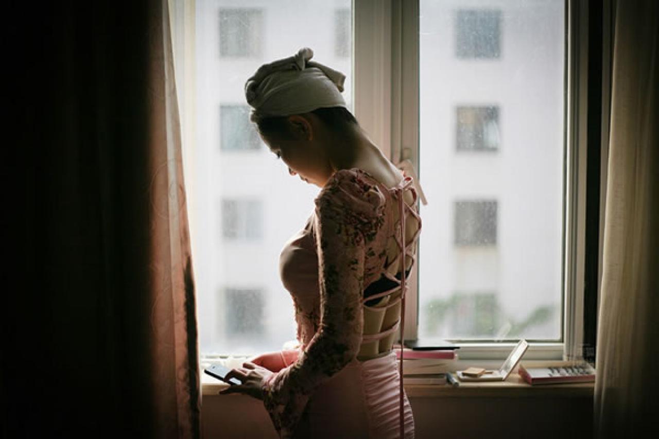 90后Showgirl王可欣回到酒店，站在窗台