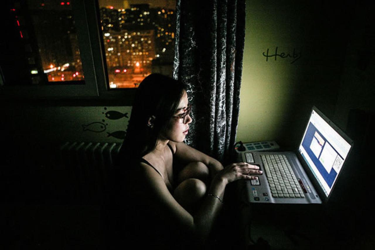 90后Showgirl王可欣正坐在笔记本电脑旁上网