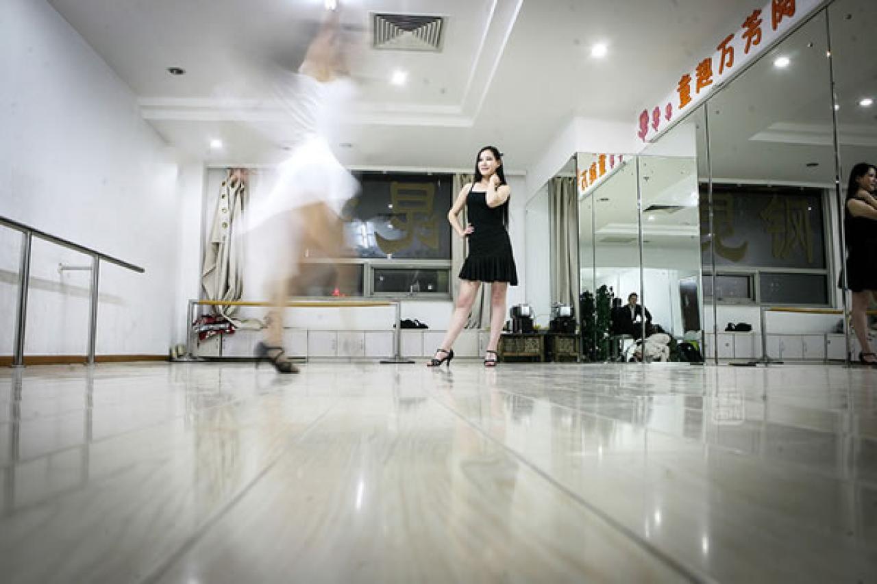 90后Showgirl王可欣在舞蹈室正站着看一个人舞蹈