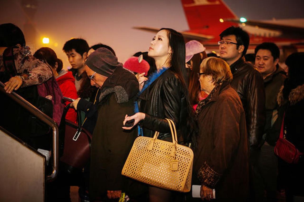 90后Showgirl王可欣提着包准备再次登机远行