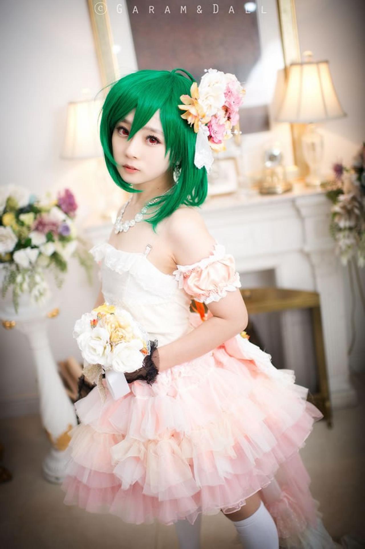 粉色洋装的兰歌·李身旁捧着鲜花的侧面