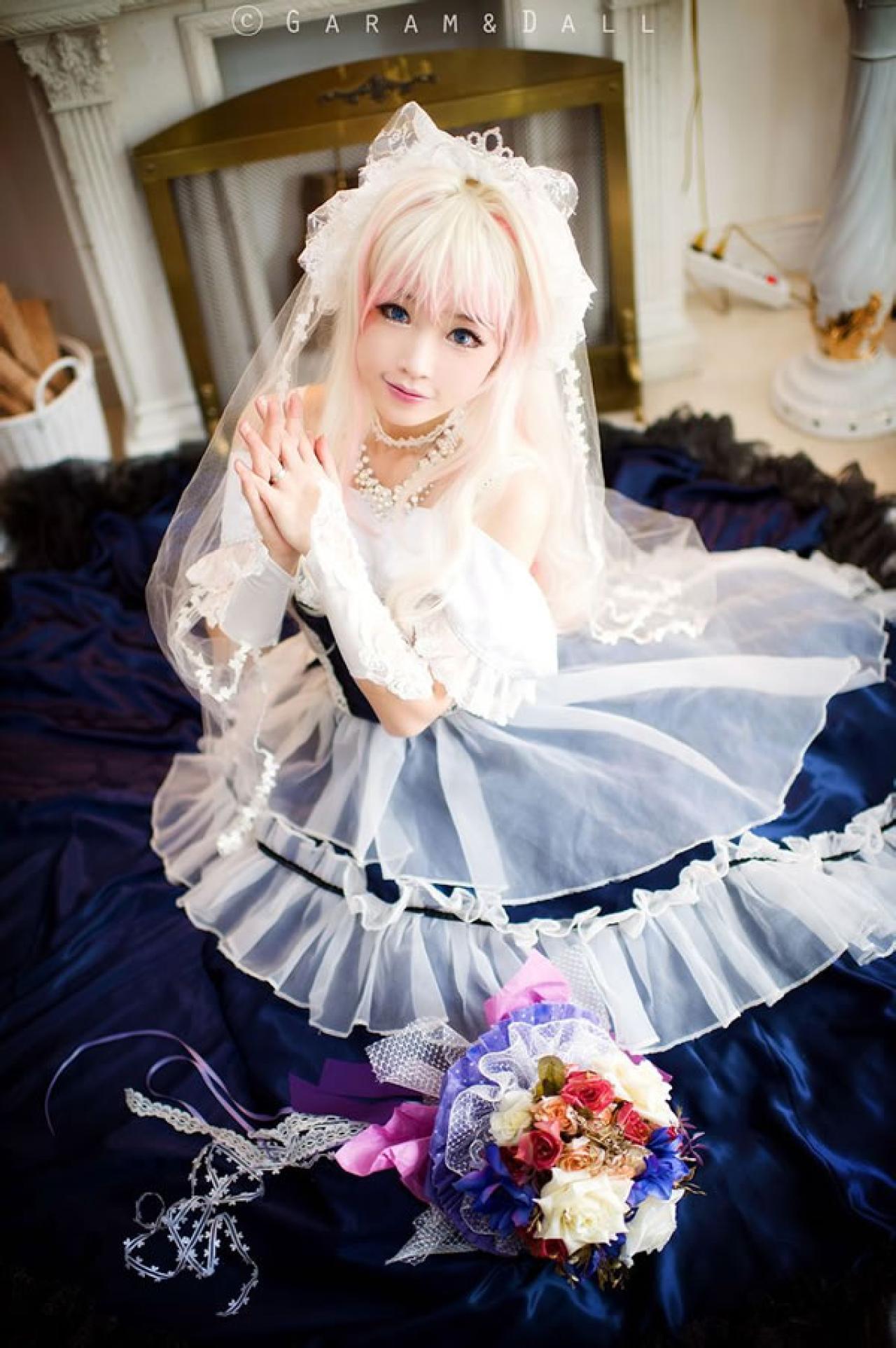 雪露·诺姆穿着蓝色洋装双手手指交叉，俯拍照