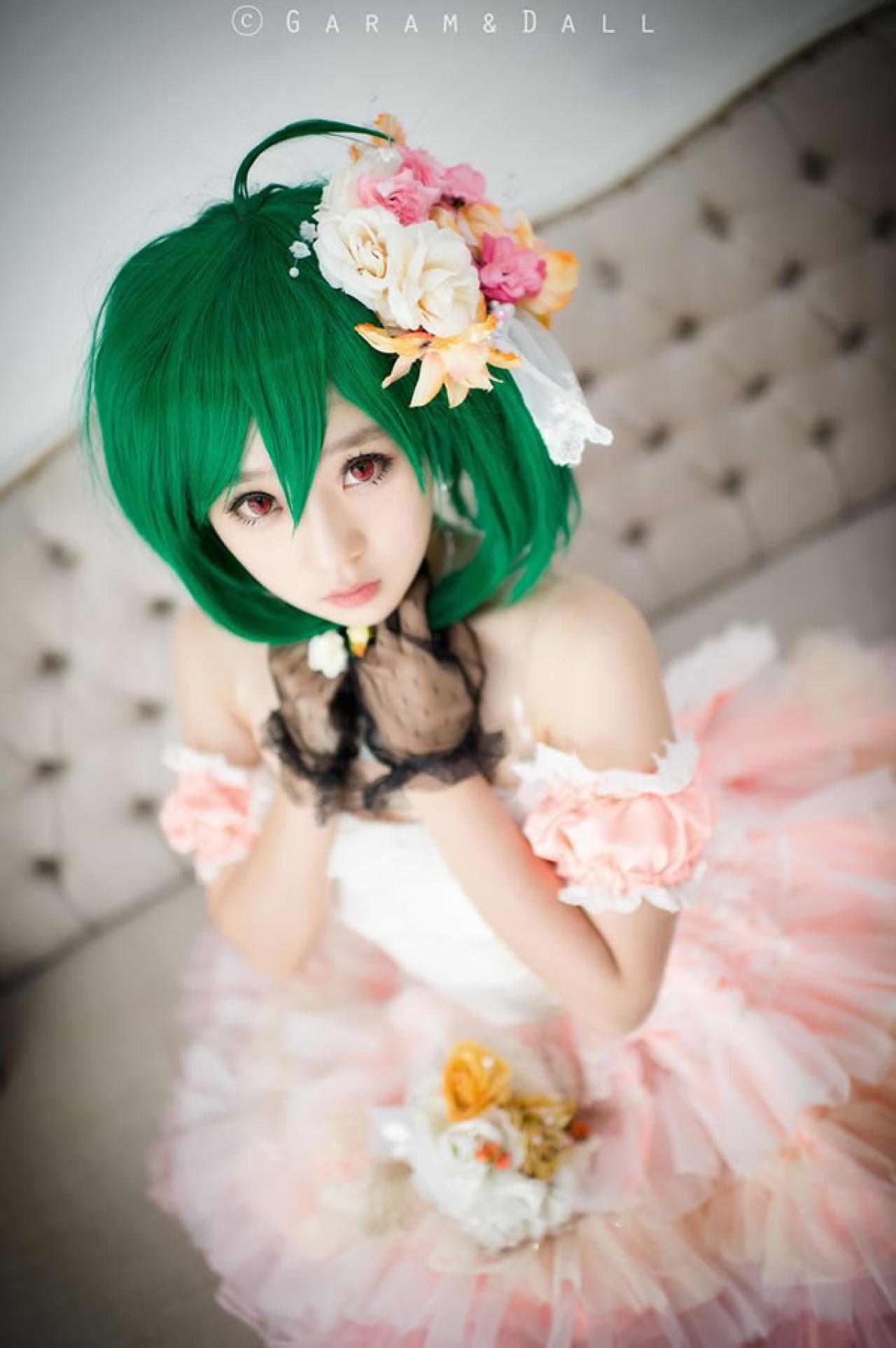 穿着粉色洋装的兰歌·李捧着下巴，大眼睛眨巴眨巴