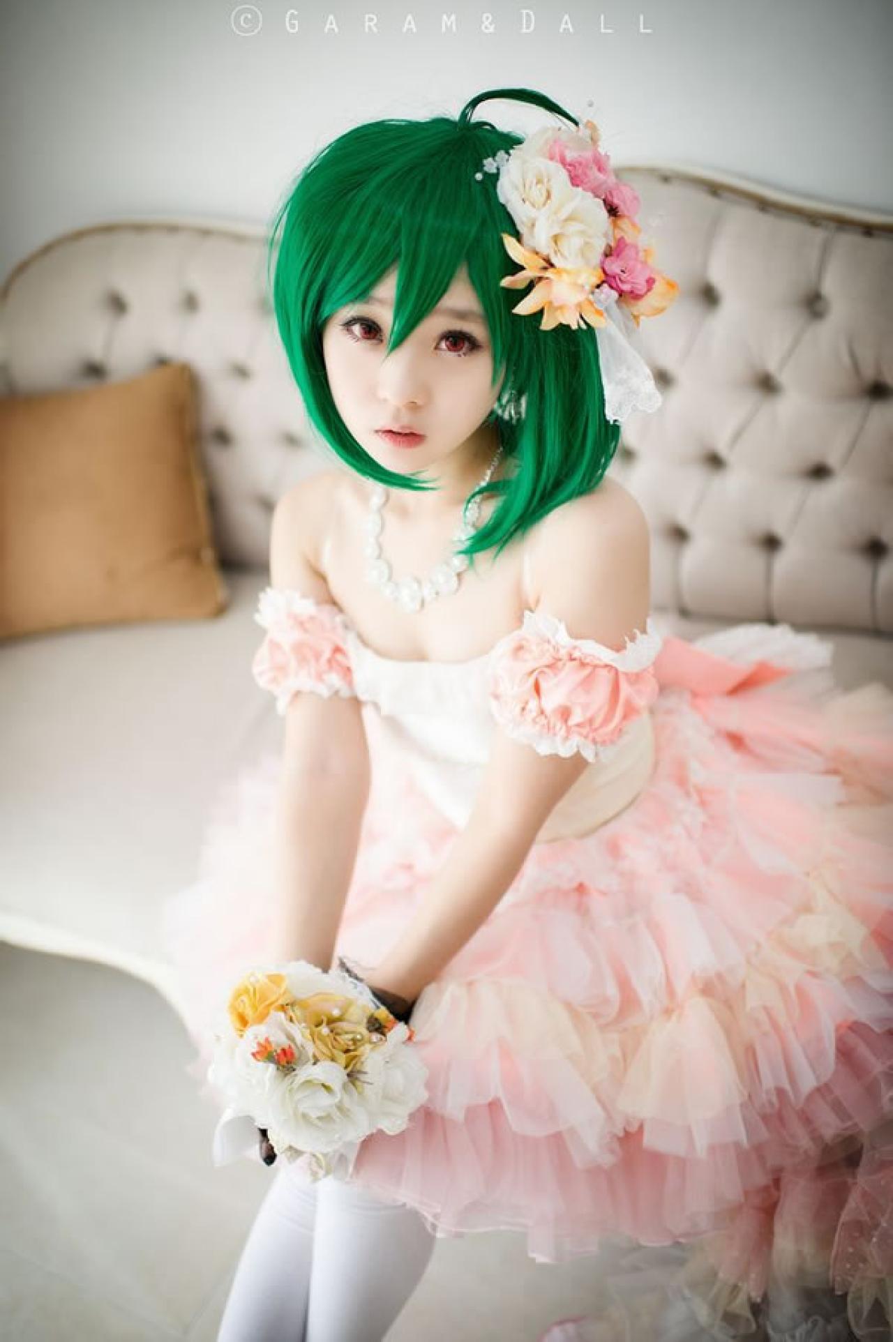 穿着粉色洋装的兰歌·李坐在沙发，好像要哭了的样子