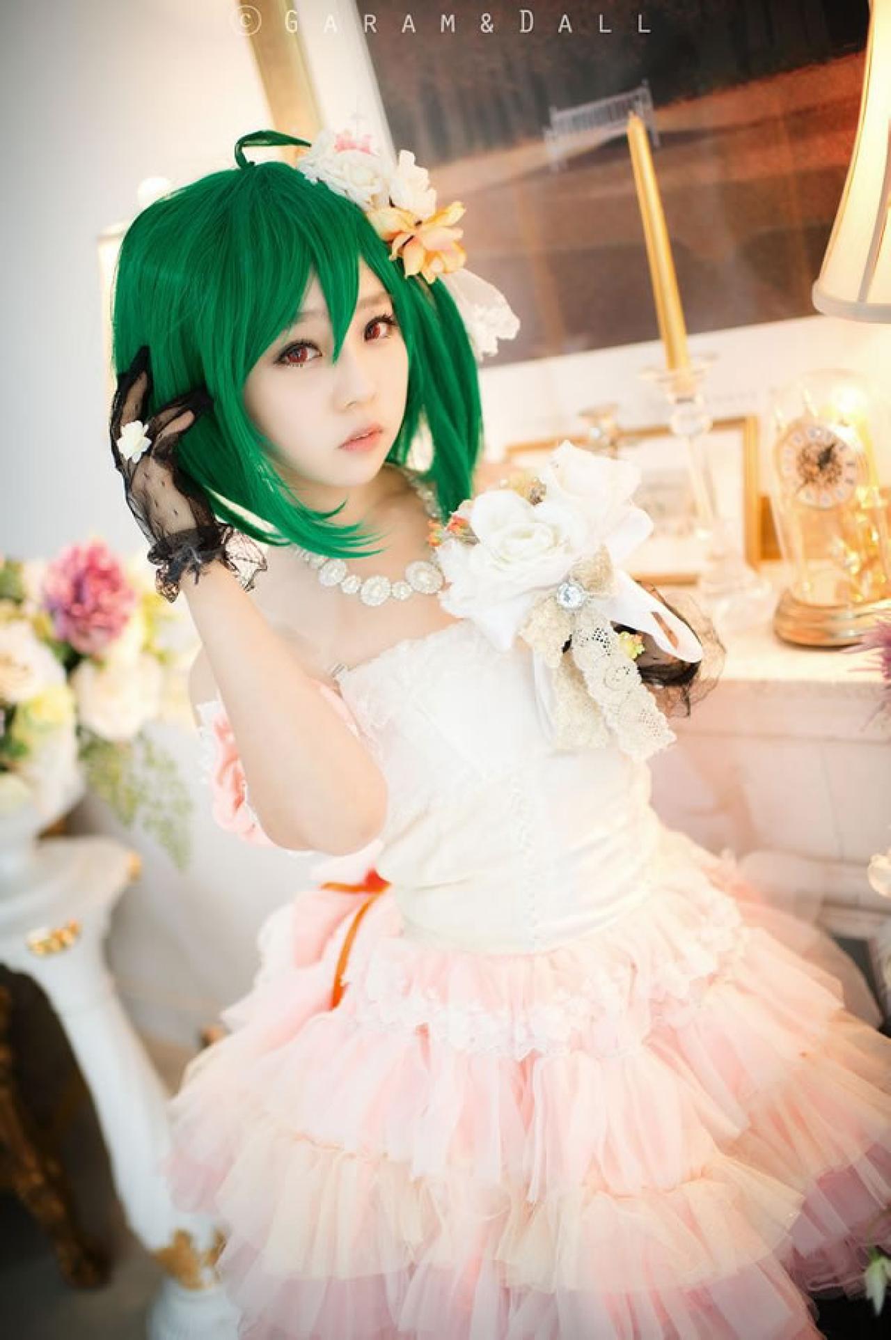 穿着粉色洋装的兰歌·李在梳妆台旁轻轻抚摸鬓角