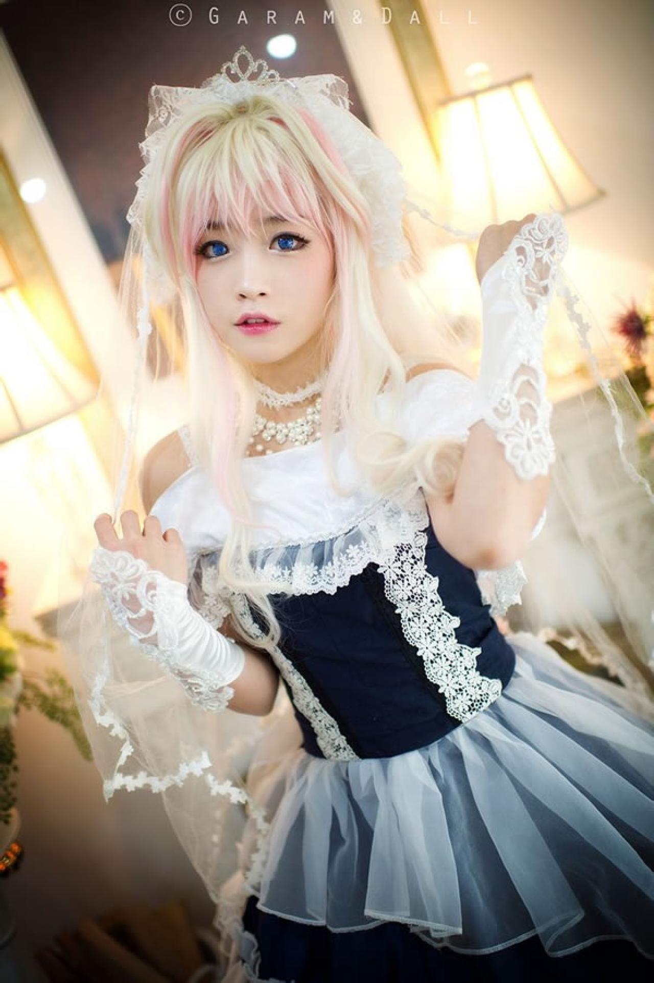 雪露·诺姆穿着蓝色洋装胳膊弯曲，展开双肩