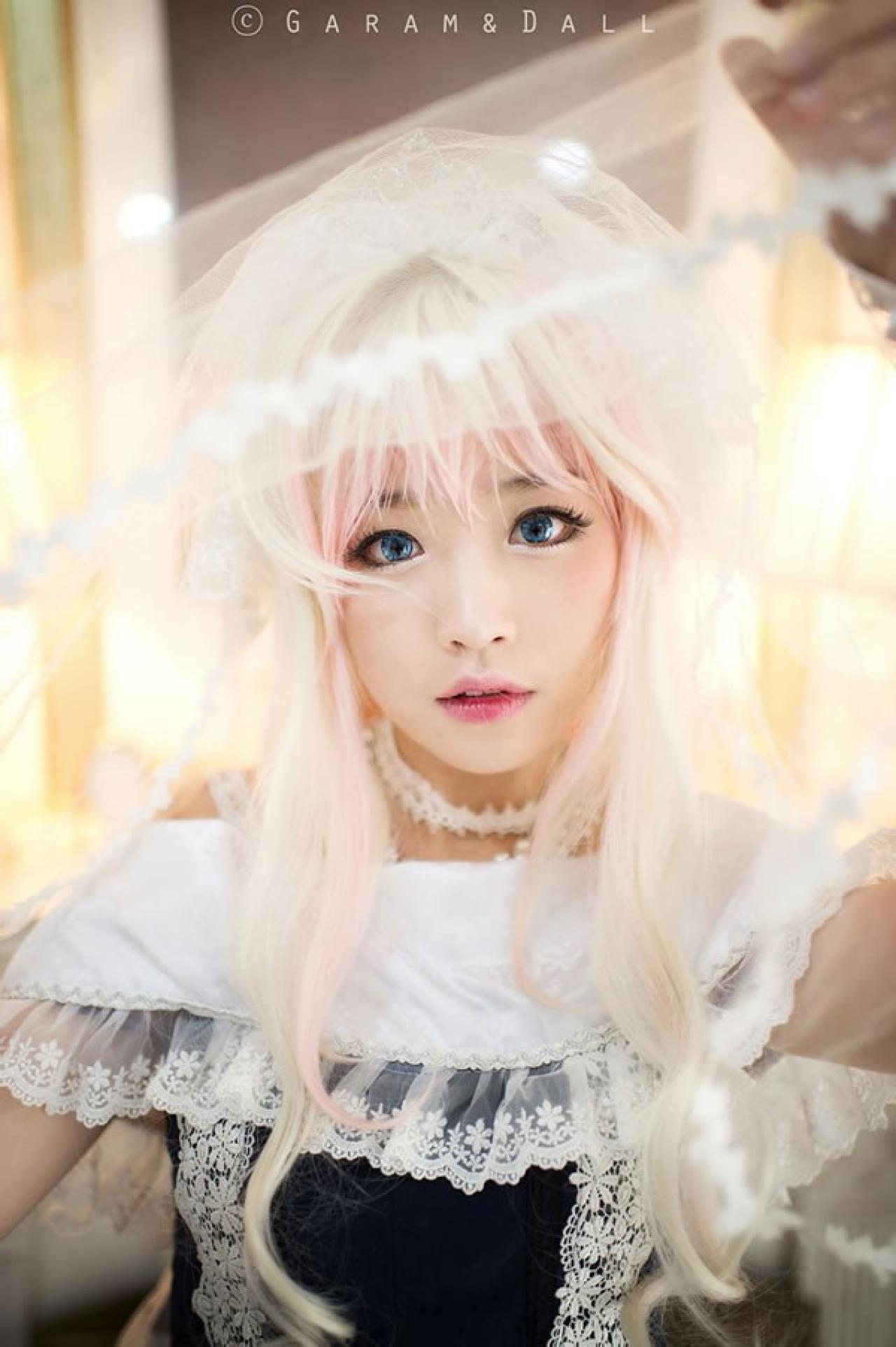 雪露·诺姆穿着蓝色洋装轻轻抬起白色纱巾的瞬间