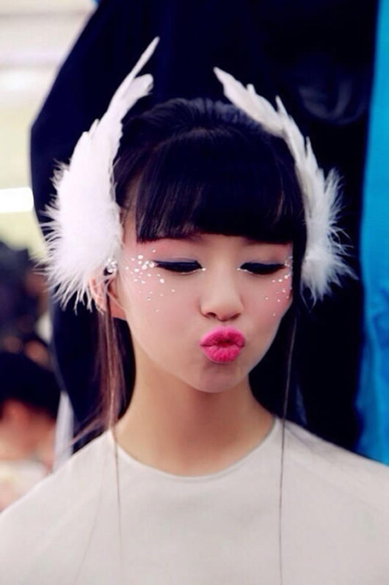 小彩蝶在春晚化妆间嘟嘴卖萌的样子