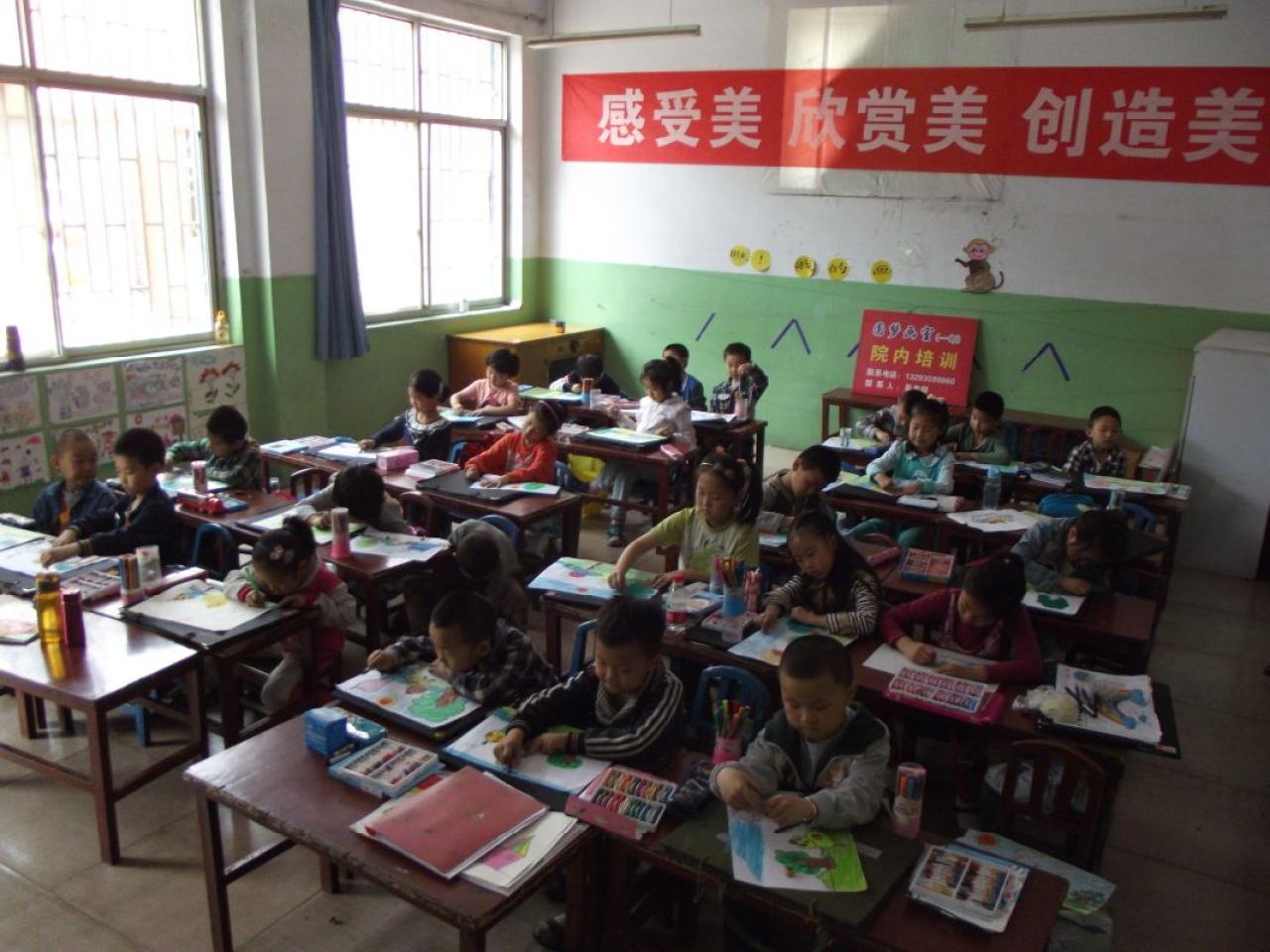 初小班的孩子们正在专心画蜡笔画