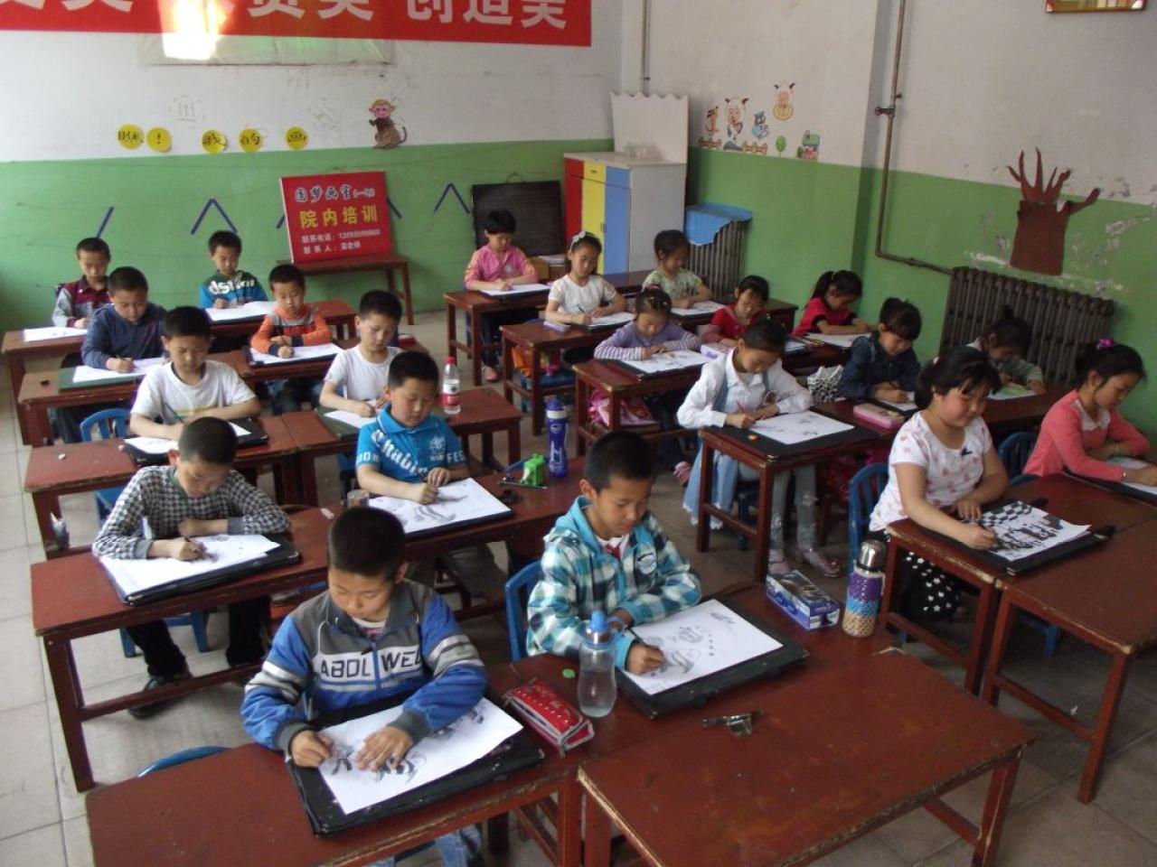 圆梦画室一部初级班的学生正在上素描课