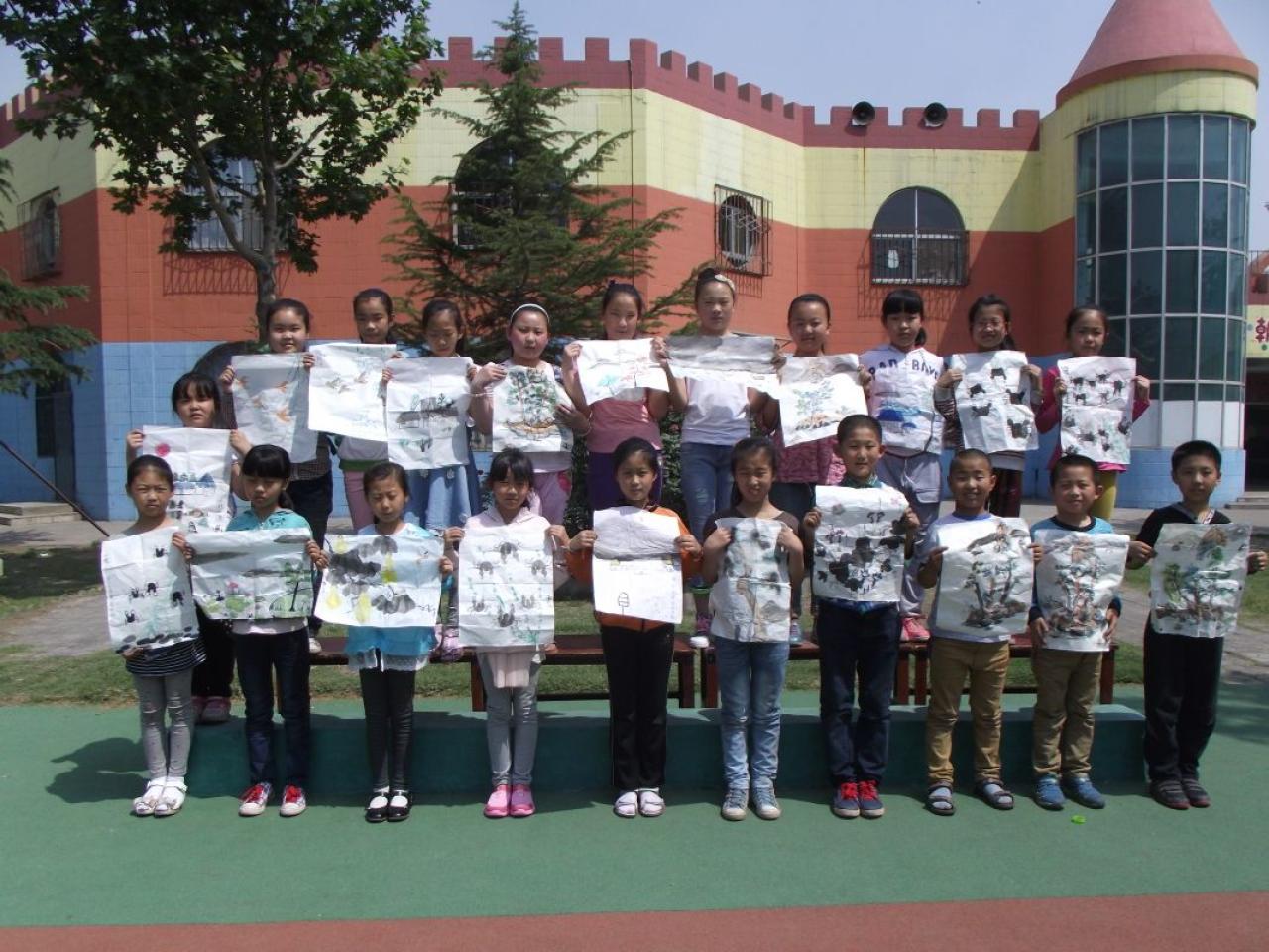 圆梦画室一部中级班学生和他们的作品合影