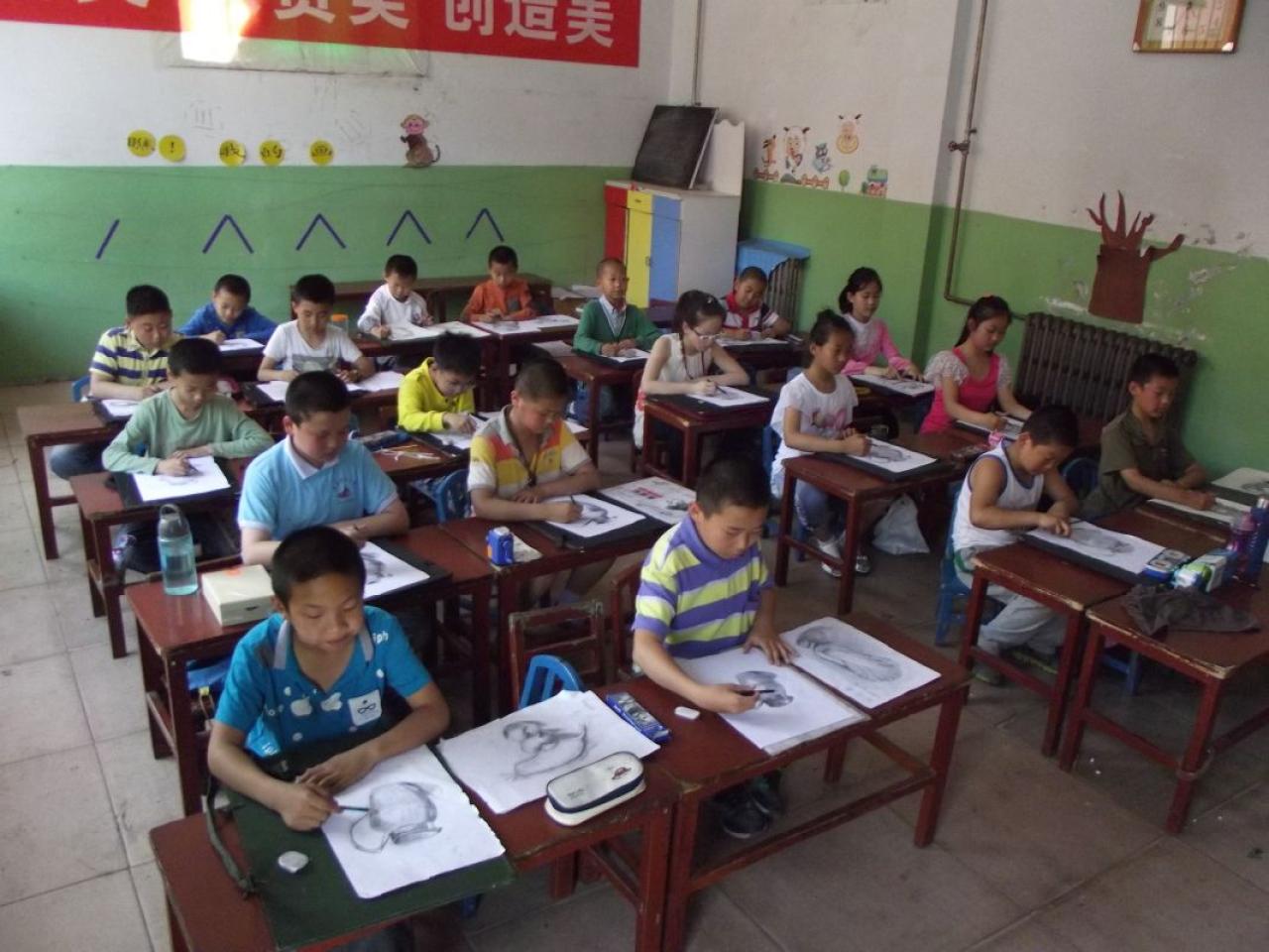 圆梦画室一部提高班的学生正在练习素描