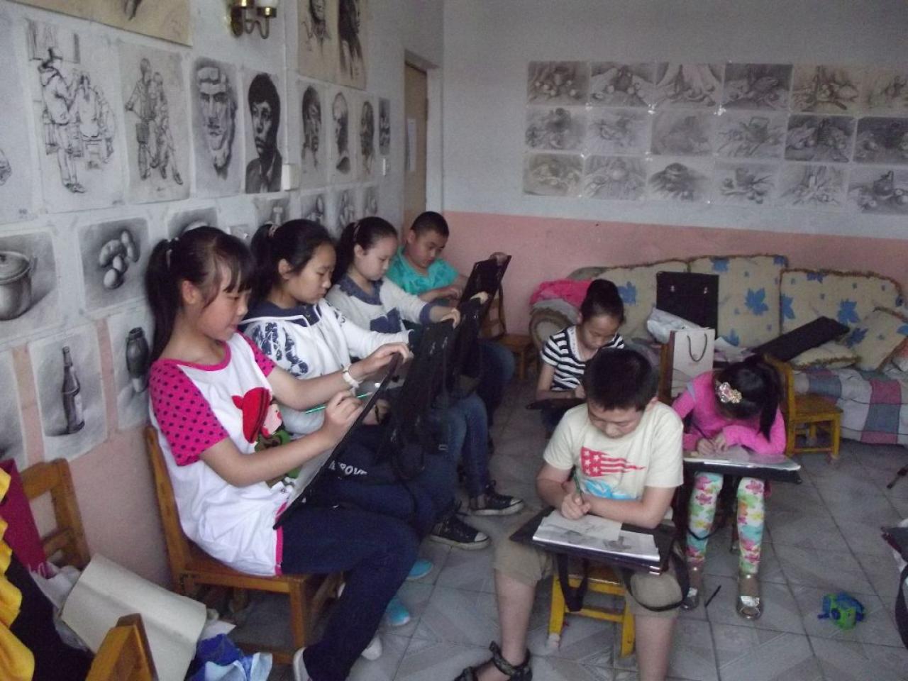 圆梦画室二部的学生正在上课