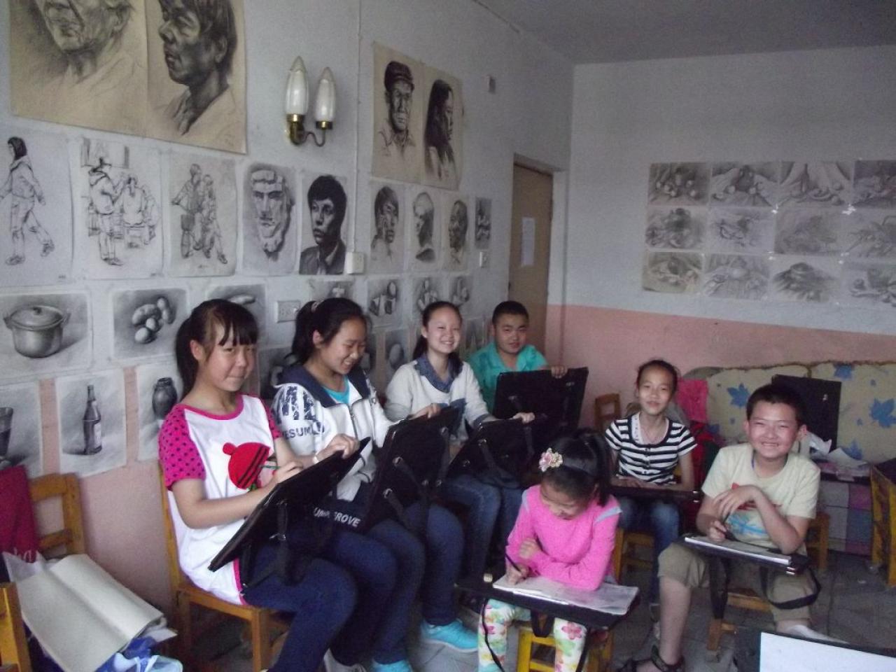 大家腼腆的笑了~