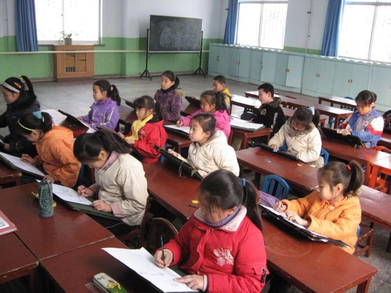 提高班的学生正在画板上绘制静物