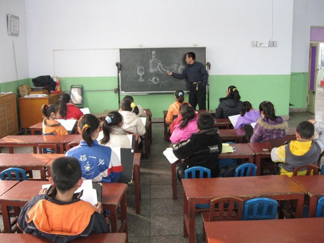 代课老师正在为学生讲解光照及阴影间的关系