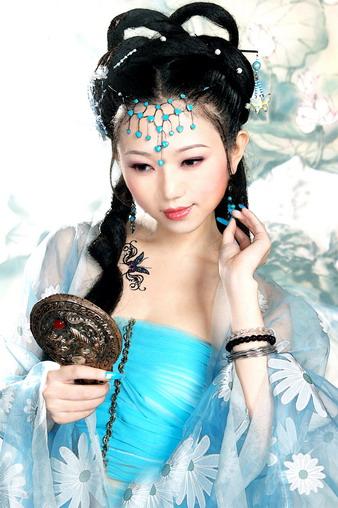 步非烟蓝色古装写真01，对镜打扮