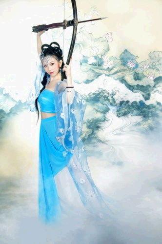 步非烟蓝色古装写真03，将弓箭举过头顶