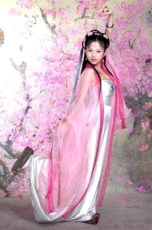 步非烟粉色古装写真01，背剑姿势