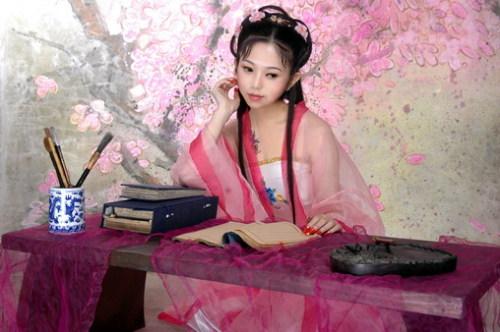 步非烟粉色古装写真02，伏案读书姿势