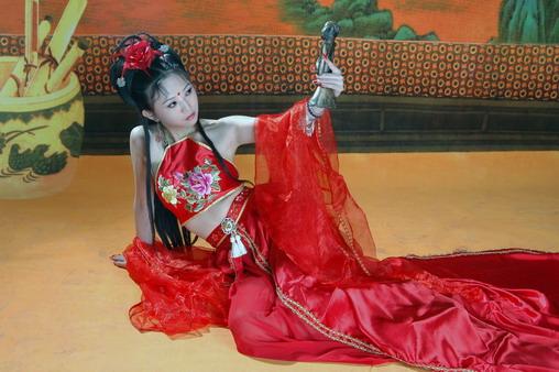 步非烟红色古装写真02 照镜子