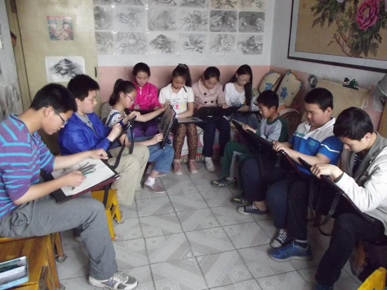 圆梦画室二部学生正在上课