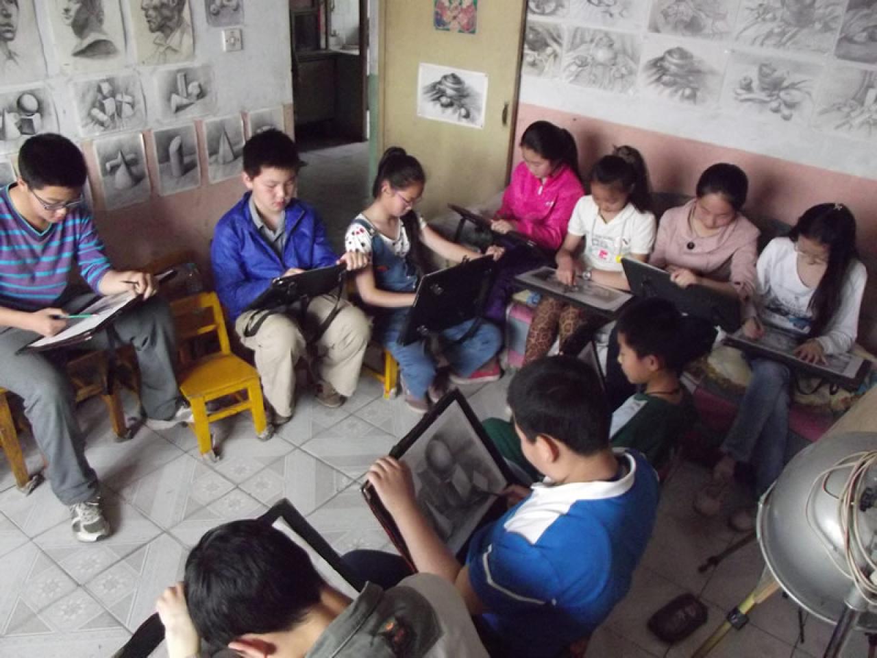 圆梦画室二部学生正在画素描