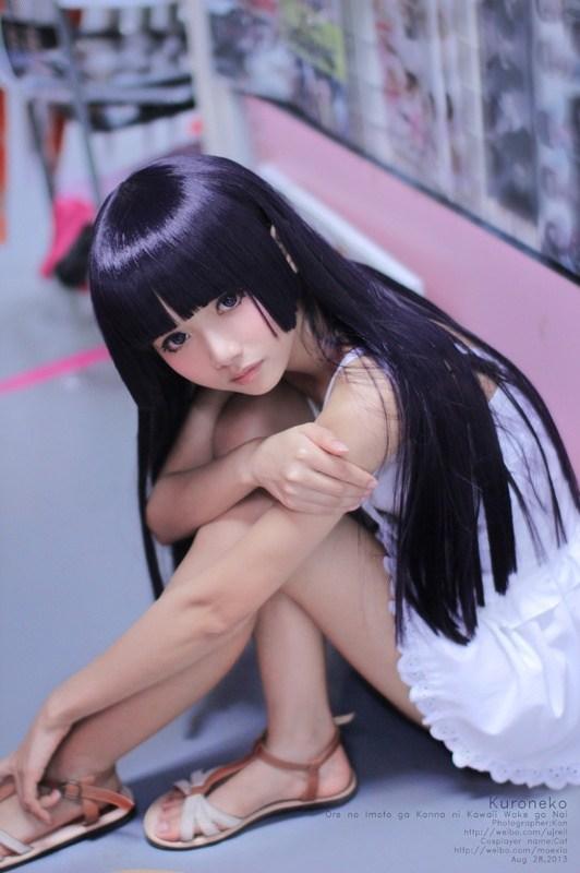 黑猫蹲坐在店里