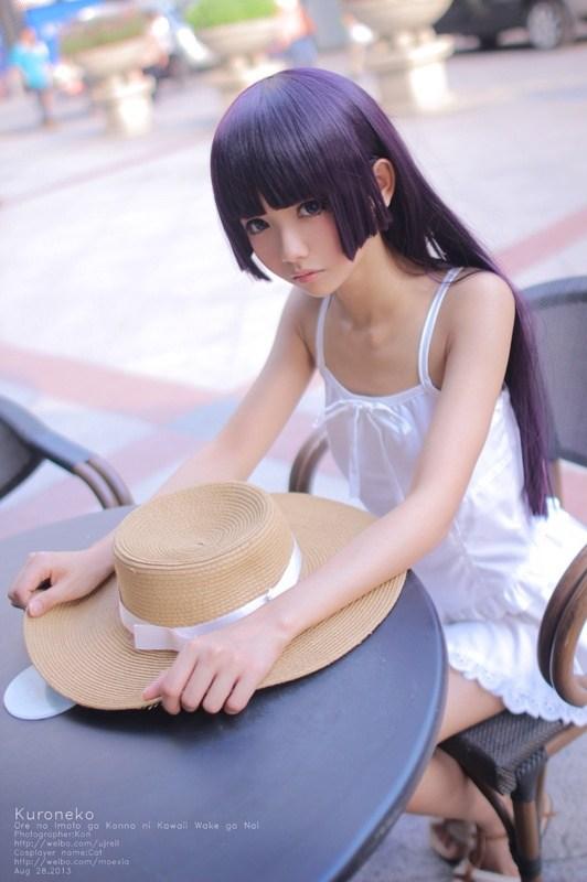 黑猫坐在圆桌旁，手扶圆桌