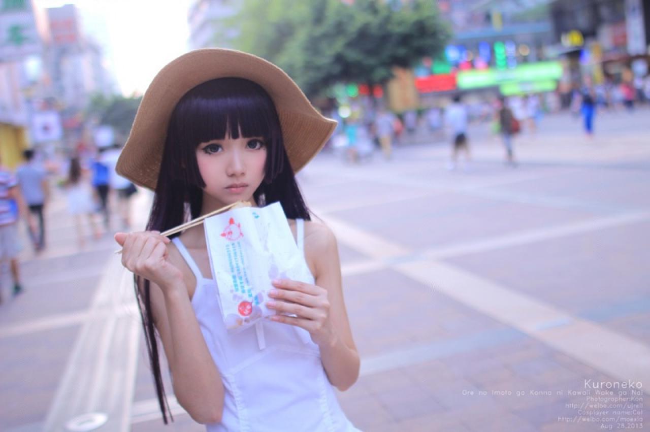 黑猫吃小吃正面