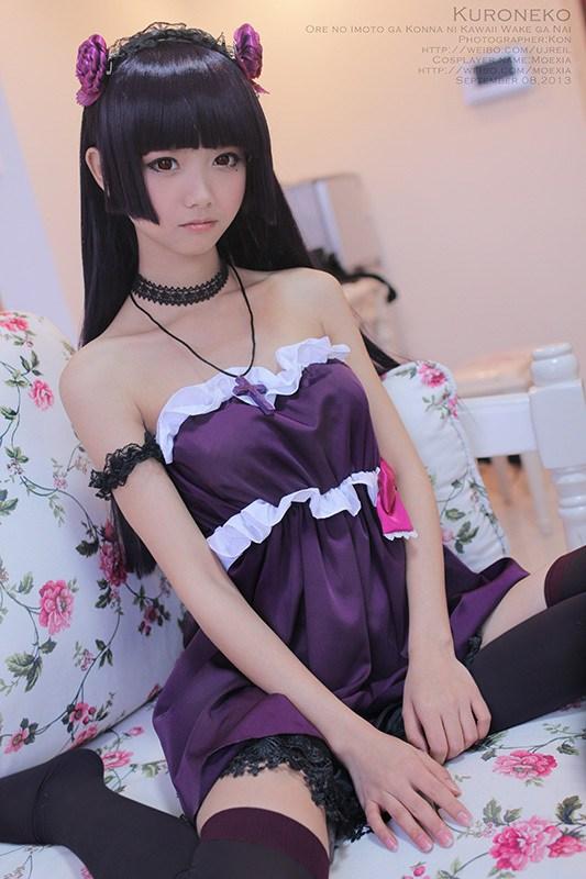 黑猫盘腿坐在沙发上