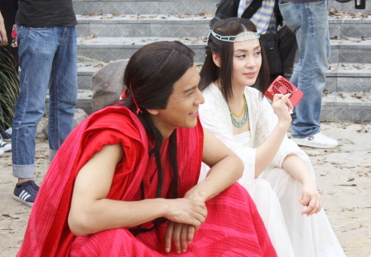 古剑奇谭片场，欧阳少恭和巽芳坐在一起谈笑的样子。