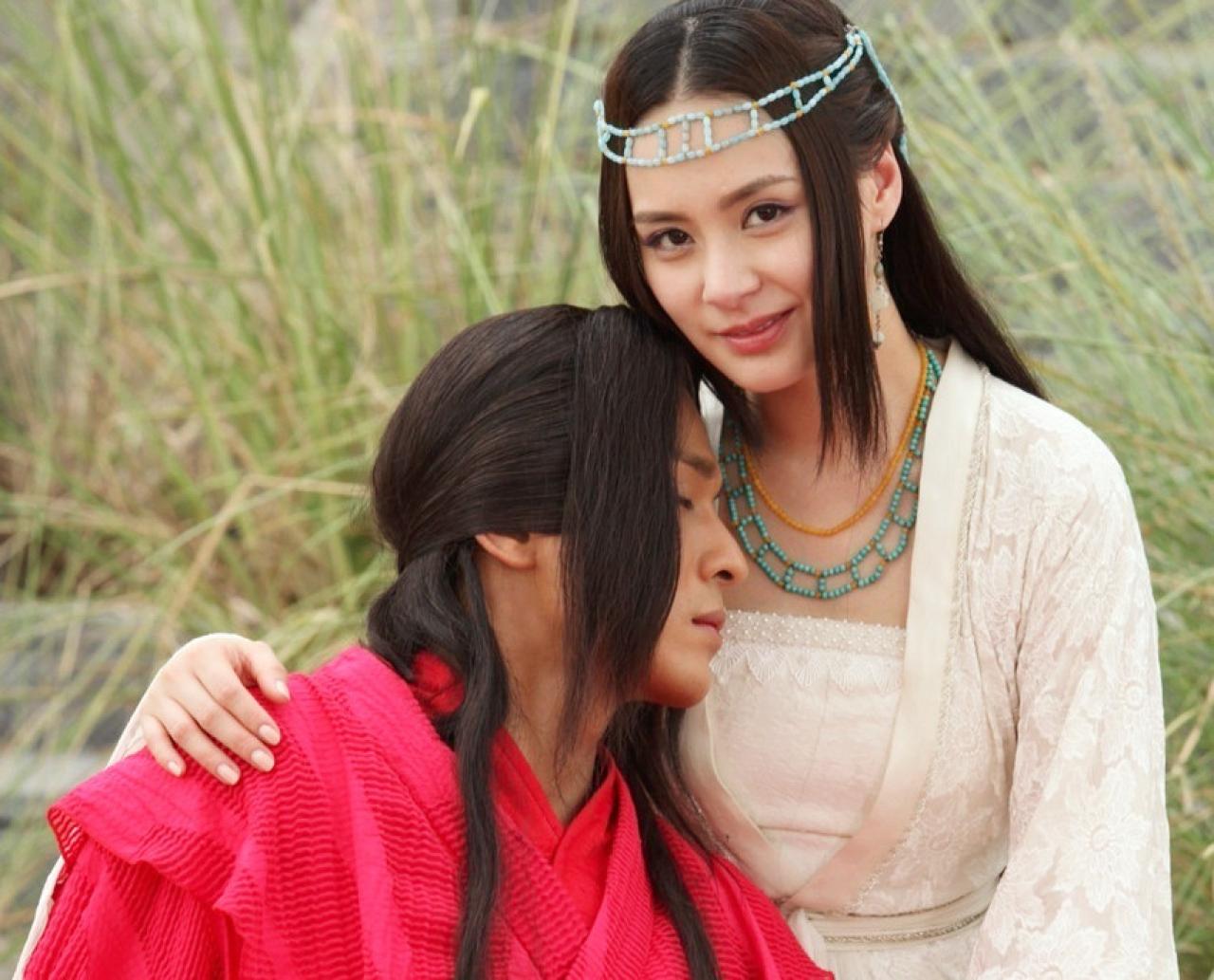 欧阳少恭靠在巽芳怀里，闭上眼睛。