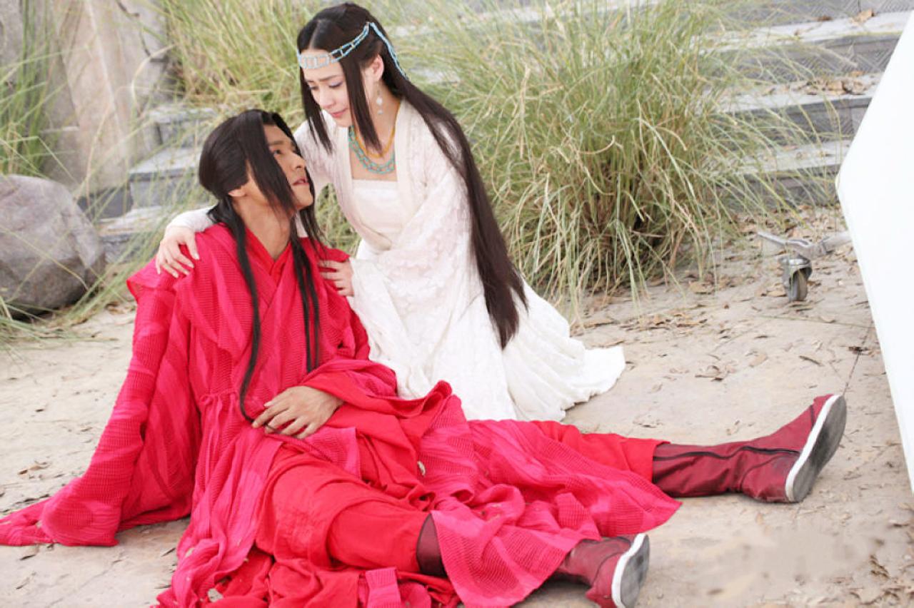 巽芳扶住欧阳少恭