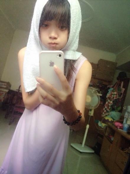 猫梓顶着毛巾嘟嘴卖萌自拍