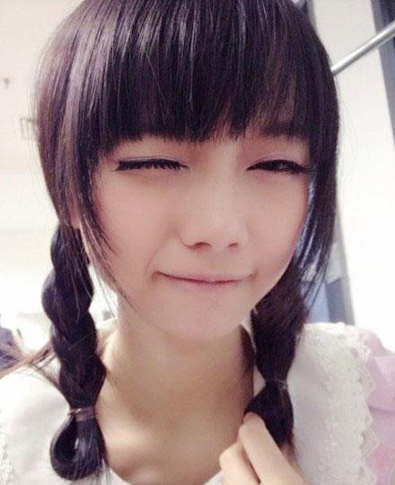 猫梓眨眼双马尾卖萌自拍