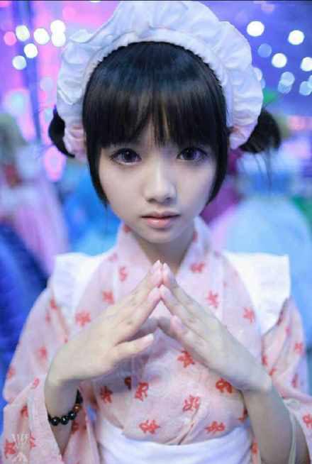 猫梓双手抵在一起，放在胸前，专注的神情。