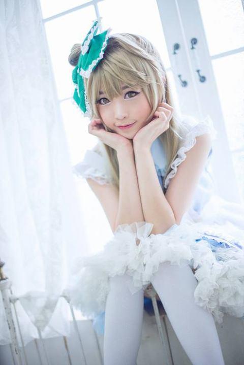 兔娘扮演南小鸟：双手撑脸坐在窗台