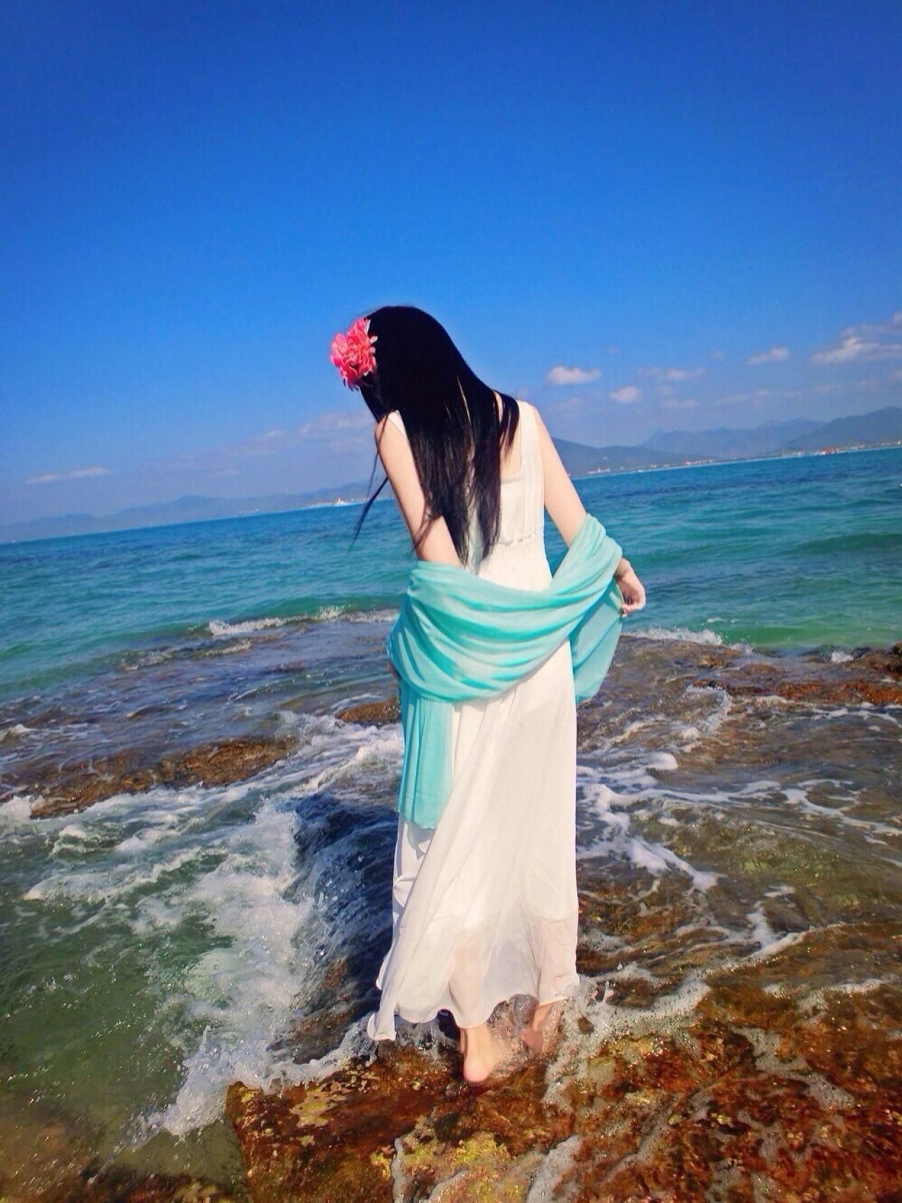 小柔SeeU在海边背面照