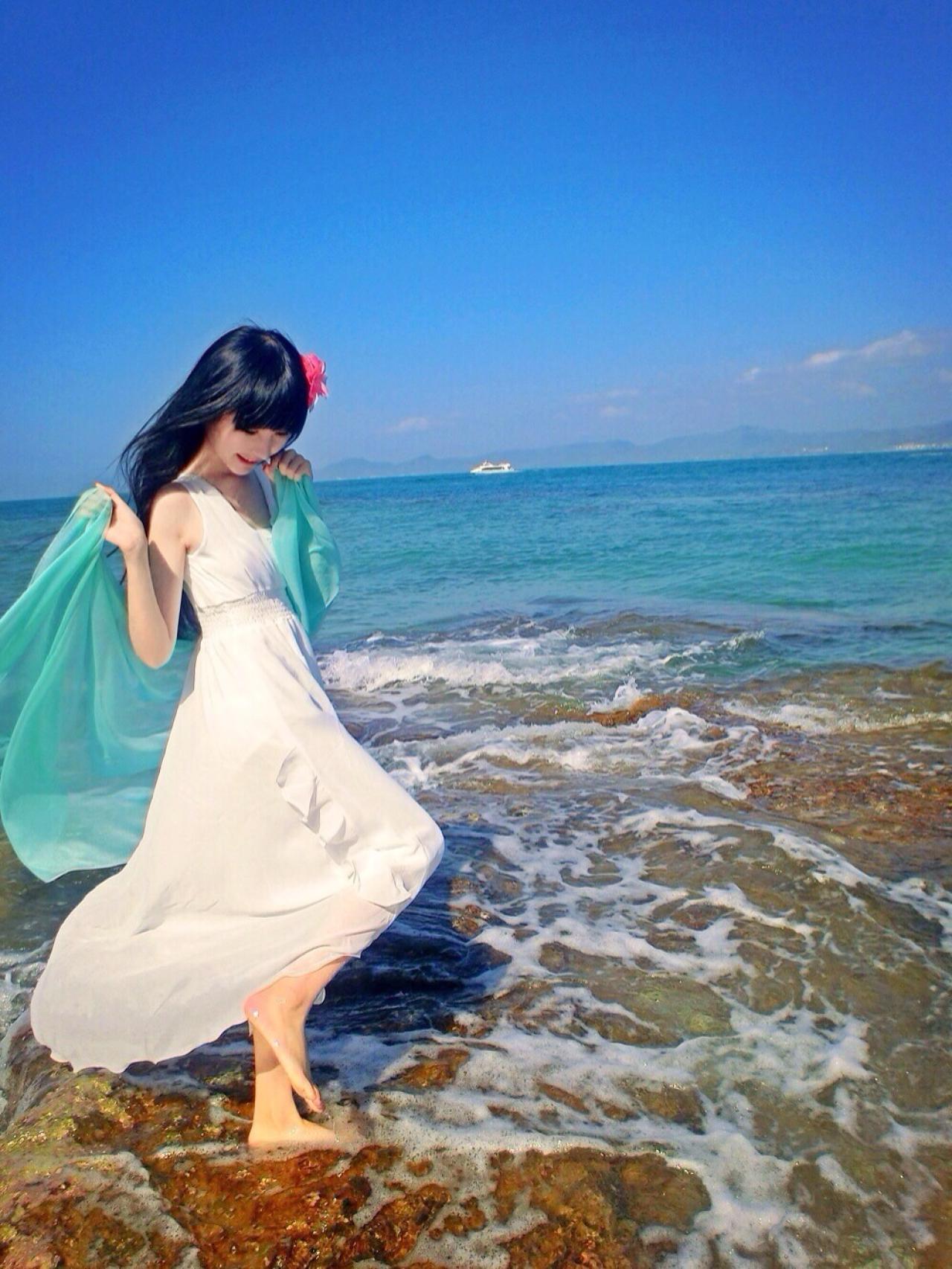 小柔SeeU在海边侧面照02