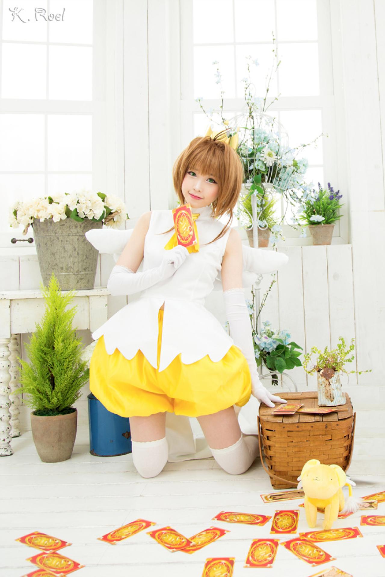 兔娘扮演木之本樱手持卡牌微笑