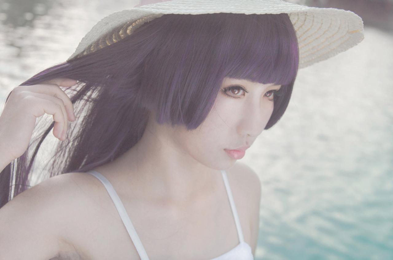 年糕扮演五更琉璃轻抚头发