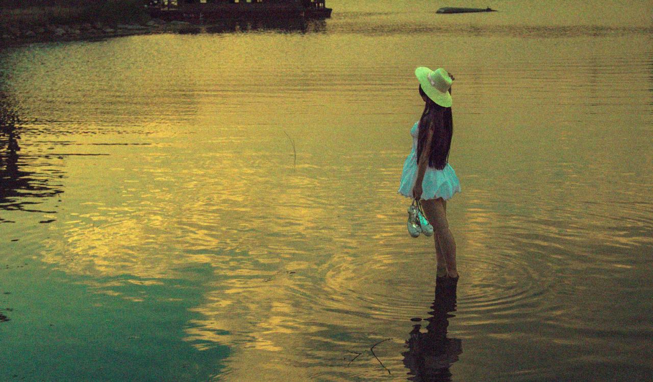 年糕扮演五更琉璃提起鞋子在水里驻足眺望