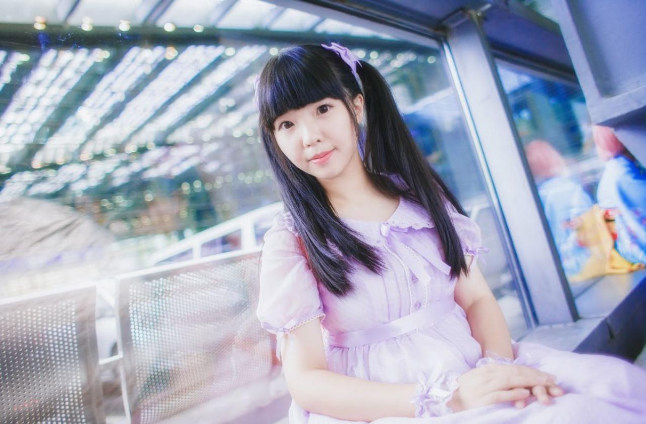 ASN48夏夏紫色连衣裙坐在窗边横幅