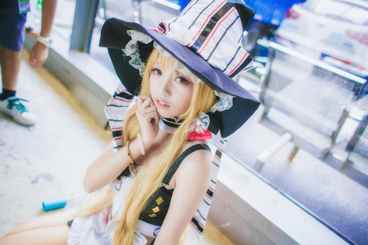 戴着高高帽子，颜色和线条扮演的是东方Project中的雾雨魔理沙吧！