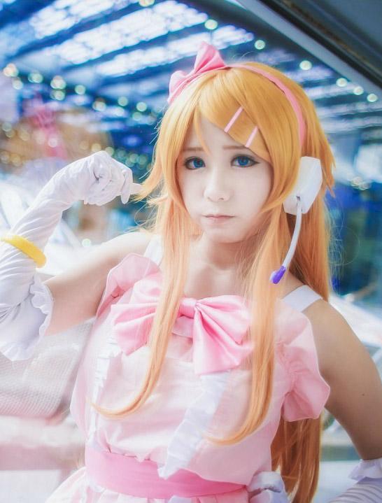 穿着粉色连衣裙，头戴耳机，萌点是有点点快哭了的表情。